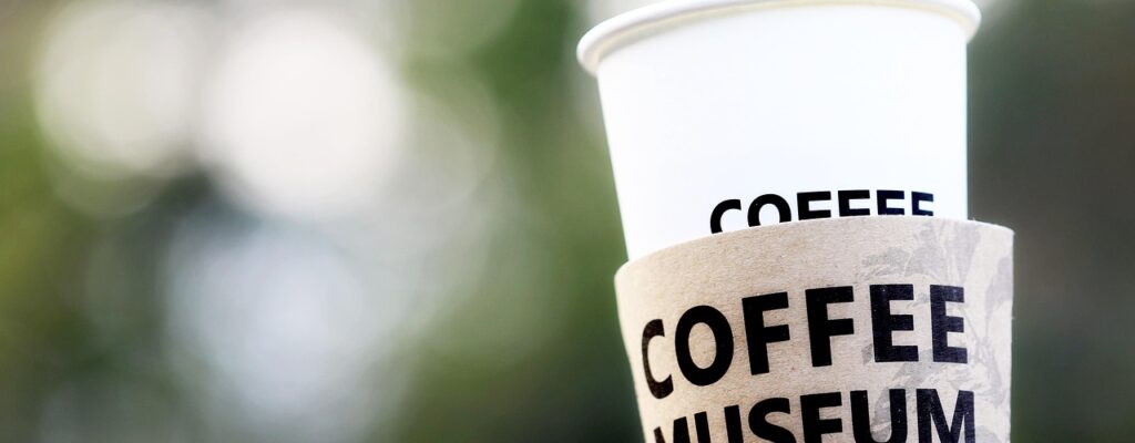 Gør indtryk på farten – sådan booster du din branding med logo på to go-kopper